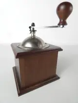 Set van 2 handmatige koffiemolens in nostalgische stijl – foto 4 – kavel bij De Kringwinkel, Heverlee