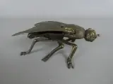 Decoratieve metalen insectenbeeldje met beweegbare vleugels – kavel bij De Kringwinkel, Diest