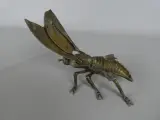 Decoratieve metalen insectenbeeldje met beweegbare vleugels – foto 3 – kavel bij De Kringwinkel, Diest