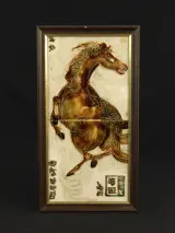 Maw & Co. – handbeschilderd majolicategeltableau met steigerend paard – kavel bij De Kringwinkel, Antwerpen