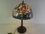 Tiffany stijl tafellamp met gekleurd glas en metalen voet – kavel bij De Kringwinkel, Heverlee