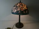 Tiffany stijl tafellamp met gekleurd glas en metalen voet – foto 2 – kavel bij De Kringwinkel, Heverlee
