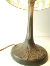 Tiffany stijl tafellamp met gekleurd glas en metalen voet – foto 15 – kavel bij De Kringwinkel, Heverlee