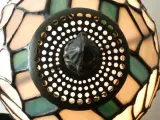 Tiffany stijl tafellamp met gekleurd glas en metalen voet – foto 4 – kavel bij De Kringwinkel, Heverlee