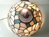 Tiffany stijl tafellamp met gekleurd glas en metalen voet – foto 5 – kavel bij De Kringwinkel, Heverlee