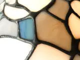 Tiffany stijl tafellamp met gekleurd glas en metalen voet – foto 7 – kavel bij De Kringwinkel, Heverlee
