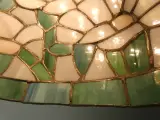 Tiffany stijl tafellamp met gekleurd glas en metalen voet – foto 9 – kavel bij De Kringwinkel, Heverlee
