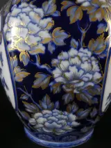 Porseleinen dekselvaas met pauwen en bloemenmotief – foto 7 – kavel bij De Kringwinkel, Heverlee