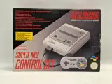 Originele Super Nintendo Entertainment System (SNES) PAL - compleet met doos, 2 controllers & 2 klassiekers – foto 2 – kavel bij De Kringwinkel, Gent