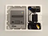Originele Super Nintendo Entertainment System (SNES) PAL - compleet met doos, 2 controllers & 2 klassiekers – foto 12 – kavel bij De Kringwinkel, Gent