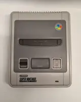 Originele Super Nintendo Entertainment System (SNES) PAL - compleet met doos, 2 controllers & 2 klassiekers – foto 4 – kavel bij De Kringwinkel, Gent