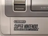 Originele Super Nintendo Entertainment System (SNES) PAL - compleet met doos, 2 controllers & 2 klassiekers – foto 5 – kavel bij De Kringwinkel, Gent