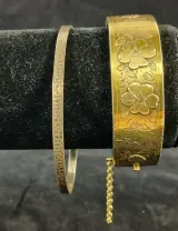 Set van twee vintage armbanden, één met bloemmotief – kavel bij De Kringwinkel, Turnhout