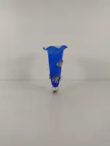 Blauwe glazen vaas met bloemdecoratie – kavel bij De Kringwinkel, Turnhout