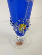 Blauwe glazen vaas met bloemdecoratie – foto 6 – kavel bij De Kringwinkel, Turnhout