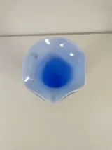 Blauwe glazen vaas met bloemdecoratie – foto 8 – kavel bij De Kringwinkel, Turnhout