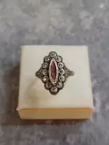 Vintage ring in Art Déco stijl met paars-roze navette steen en markasiet – kavel bij De Kringwinkel, Gent