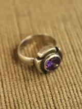 Sterling zilveren ring met paarse gefacetteerde steen – foto 2 – kavel bij De Kringwinkel, Antwerpen