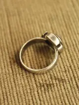 Sterling zilveren ring met paarse gefacetteerde steen – foto 3 – kavel bij De Kringwinkel, Antwerpen