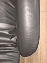 Relaxfauteuil in antracietgrijs leder met glanzende metalen schotelvoet - Hukla Duitsland – foto 11 – kavel bij De Kringwinkel, Gent