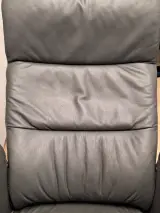 Relaxfauteuil in antracietgrijs leder met glanzende metalen schotelvoet - Hukla Duitsland – foto 12 – kavel bij De Kringwinkel, Gent