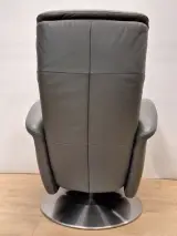 Relaxfauteuil in antracietgrijs leder met glanzende metalen schotelvoet - Hukla Duitsland – foto 16 – kavel bij De Kringwinkel, Gent
