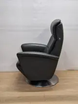 Relaxfauteuil in antracietgrijs leder met glanzende metalen schotelvoet - Hukla Duitsland – foto 4 – kavel bij De Kringwinkel, Gent