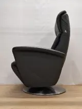 Relaxfauteuil in antracietgrijs leder met glanzende metalen schotelvoet - Hukla Duitsland – foto 5 – kavel bij De Kringwinkel, Gent