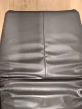 Relaxfauteuil in antracietgrijs leder met glanzende metalen schotelvoet - Hukla Duitsland – foto 8 – kavel bij De Kringwinkel, Gent
