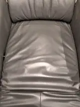 Relaxfauteuil in antracietgrijs leder met glanzende metalen schotelvoet - Hukla Duitsland – foto 9 – kavel bij De Kringwinkel, Gent