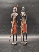 Twee handgesneden Afrikaanse Maasai beelden van een krijger en vrouw – kavel bij De Kringwinkel, Gent