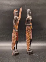 Twee handgesneden Afrikaanse Maasai beelden van een krijger en vrouw – foto 2 – kavel bij De Kringwinkel, Gent