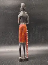 Twee handgesneden Afrikaanse Maasai beelden van een krijger en vrouw – foto 13 – kavel bij De Kringwinkel, Gent