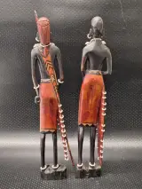 Twee handgesneden Afrikaanse Maasai beelden van een krijger en vrouw – foto 14 – kavel bij De Kringwinkel, Gent