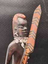 Twee handgesneden Afrikaanse Maasai beelden van een krijger en vrouw – foto 3 – kavel bij De Kringwinkel, Gent