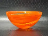 Kosta Boda Atoll grote oranje design schaal van Anna Ehrner – foto 4 – kavel bij De Kringwinkel, Gent