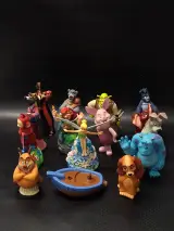 Kavel van 14 vintage Disney, Pixar, DreamWorks en Teletubbies figuren in de vorm van badverzorgingsflessen – kavel bij De Kringwinkel, Gent