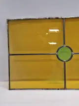 Geometrisch glas-in-lood paneel met groene rondellen en warm geel kathedraalglas – foto 2 – kavel bij De Kringwinkel, Gent