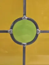 Geometrisch glas-in-lood paneel met groene rondellen en warm geel kathedraalglas – foto 3 – kavel bij De Kringwinkel, Gent