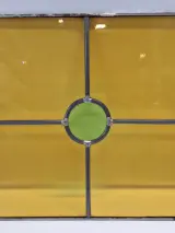 Geometrisch glas-in-lood paneel met groene rondellen en warm geel kathedraalglas – foto 4 – kavel bij De Kringwinkel, Gent