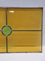 Geometrisch glas-in-lood paneel met groene rondellen en warm geel kathedraalglas – foto 5 – kavel bij De Kringwinkel, Gent