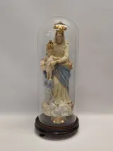 Religieus gipsen beeld van Onze-Lieve-Vrouw van de Overwinning onder mondgeblazen stolp – kavel bij De Kringwinkel, Gent
