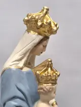 Religieus gipsen beeld van Onze-Lieve-Vrouw van de Overwinning onder mondgeblazen stolp – foto 13 – kavel bij De Kringwinkel, Gent