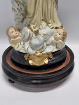 Religieus gipsen beeld van Onze-Lieve-Vrouw van de Overwinning onder mondgeblazen stolp – foto 3 – kavel bij De Kringwinkel, Gent