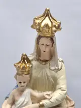 Religieus gipsen beeld van Onze-Lieve-Vrouw van de Overwinning onder mondgeblazen stolp – foto 6 – kavel bij De Kringwinkel, Gent