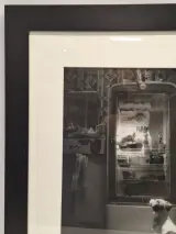 Ingelijste zwart-wit kunstfoto - hond voor een openstaande vintage koelkast (inlijsting door Schleiper) – foto 7 – kavel bij De Kringwinkel, Gent