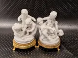 Set van twee Unterweissbach biscuit porseleinen putti beeldengroepen in Louis XV-stijl – kavel bij De Kringwinkel, Gent