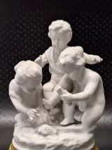 Set van twee Unterweissbach biscuit porseleinen putti beeldengroepen in Louis XV-stijl – foto 12 – kavel bij De Kringwinkel, Gent