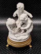 Set van twee Unterweissbach biscuit porseleinen putti beeldengroepen in Louis XV-stijl – foto 13 – kavel bij De Kringwinkel, Gent