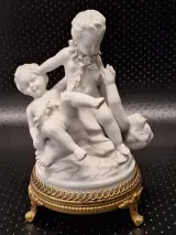 Set van twee Unterweissbach biscuit porseleinen putti beeldengroepen in Louis XV-stijl – foto 3 – kavel bij De Kringwinkel, Gent